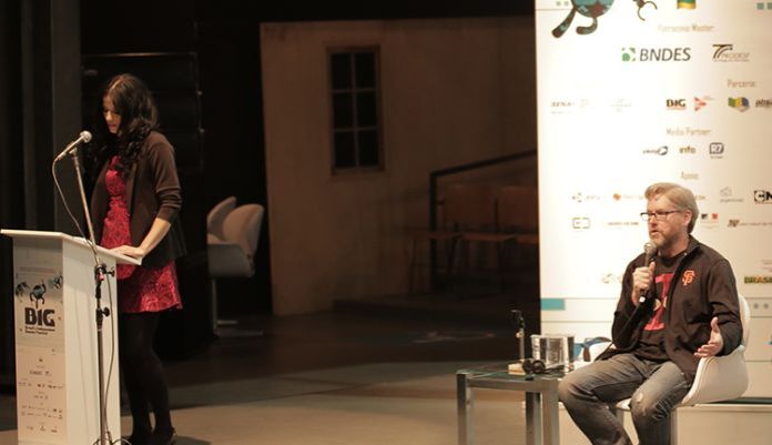 A apresentadora de TV gamer, Claudia Carla, e David Brevik, o criador de Diablo. Foto: Divulgação/BIG Festival