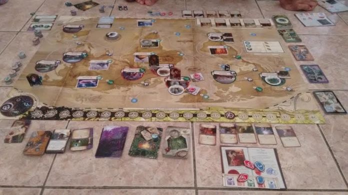 Eldritch Horror no chão de casa. À primeira vista a quantidade de pecinhas assusta mais que o jogo.
